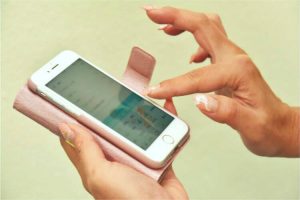 スマートフォンを操作する女性